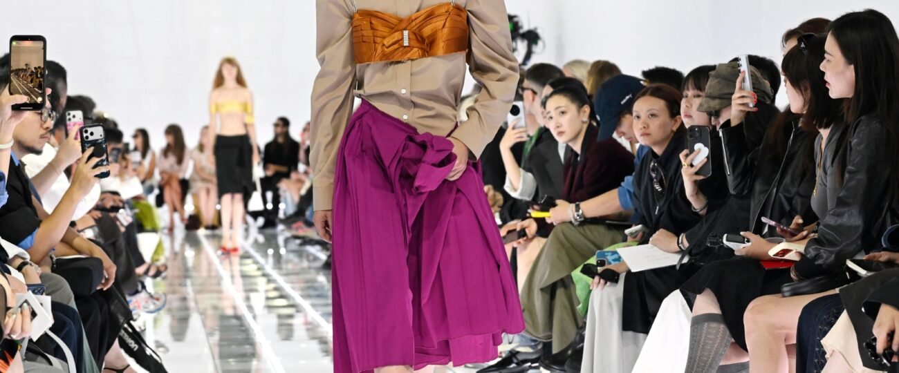 Prada convierte la falda en la protagonista de su nueva colección en Milán